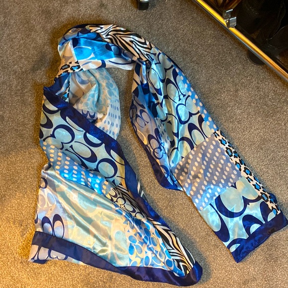 COACH scarf in great condition! Perfect light scarf for fall - Picture 1 of 4